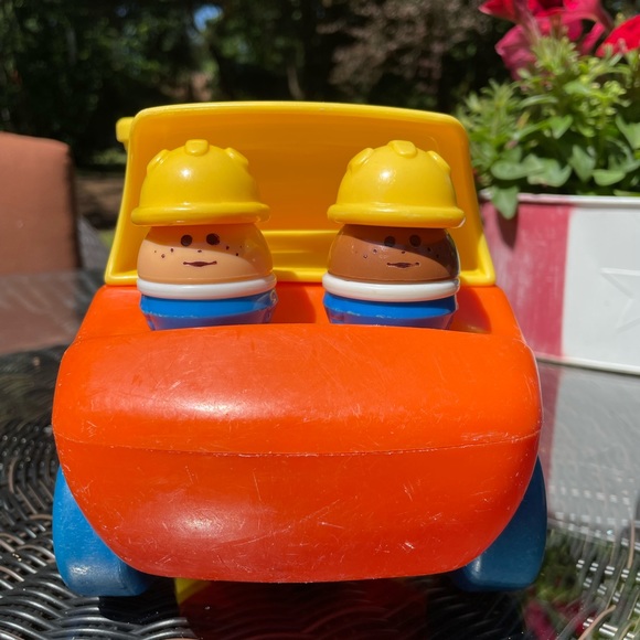 1980’s Little Tikes Toddle Tots Dump Truck with Original Construction Workers - Picture 3 of 12